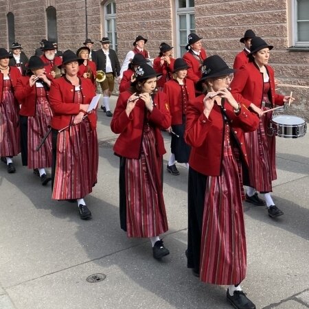 Alternative_Foto_Grafing_Volksfest_Einzug_2025